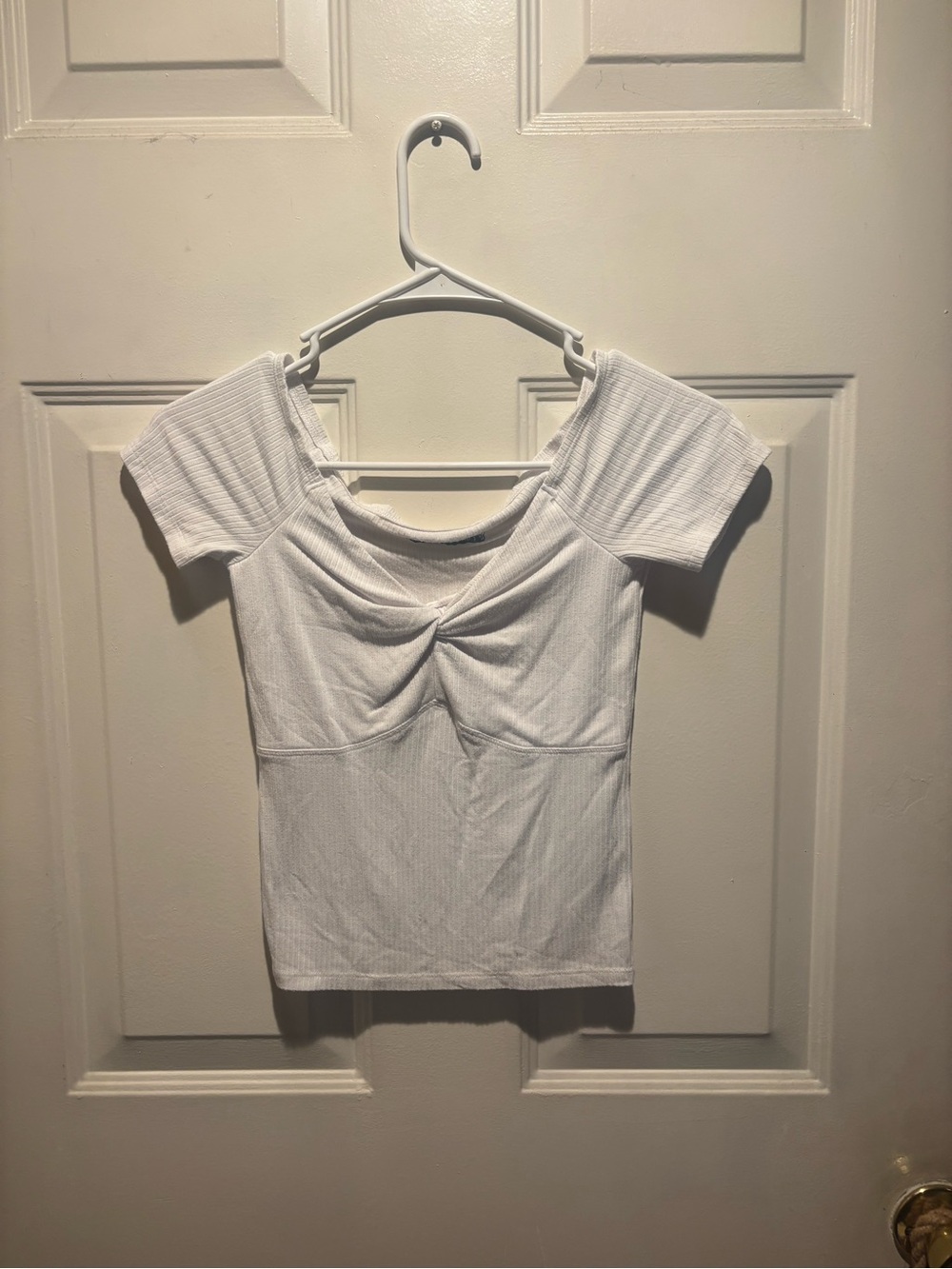 Abercrombie & Fitch White Off-Shoulder Twist Crop Top